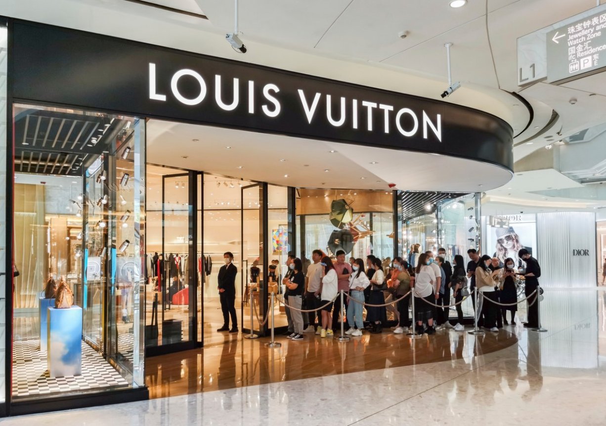 Lidé před obchodem Louis Vuitton v Šanghaji