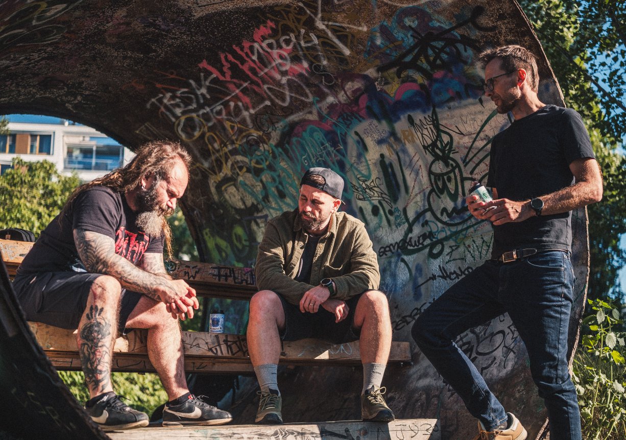 Za projektem stojí tři bývalí kolegové z různých oblastí marketingu. Tomáš Peterka, Michal Schindler a Jiří Jaroš.