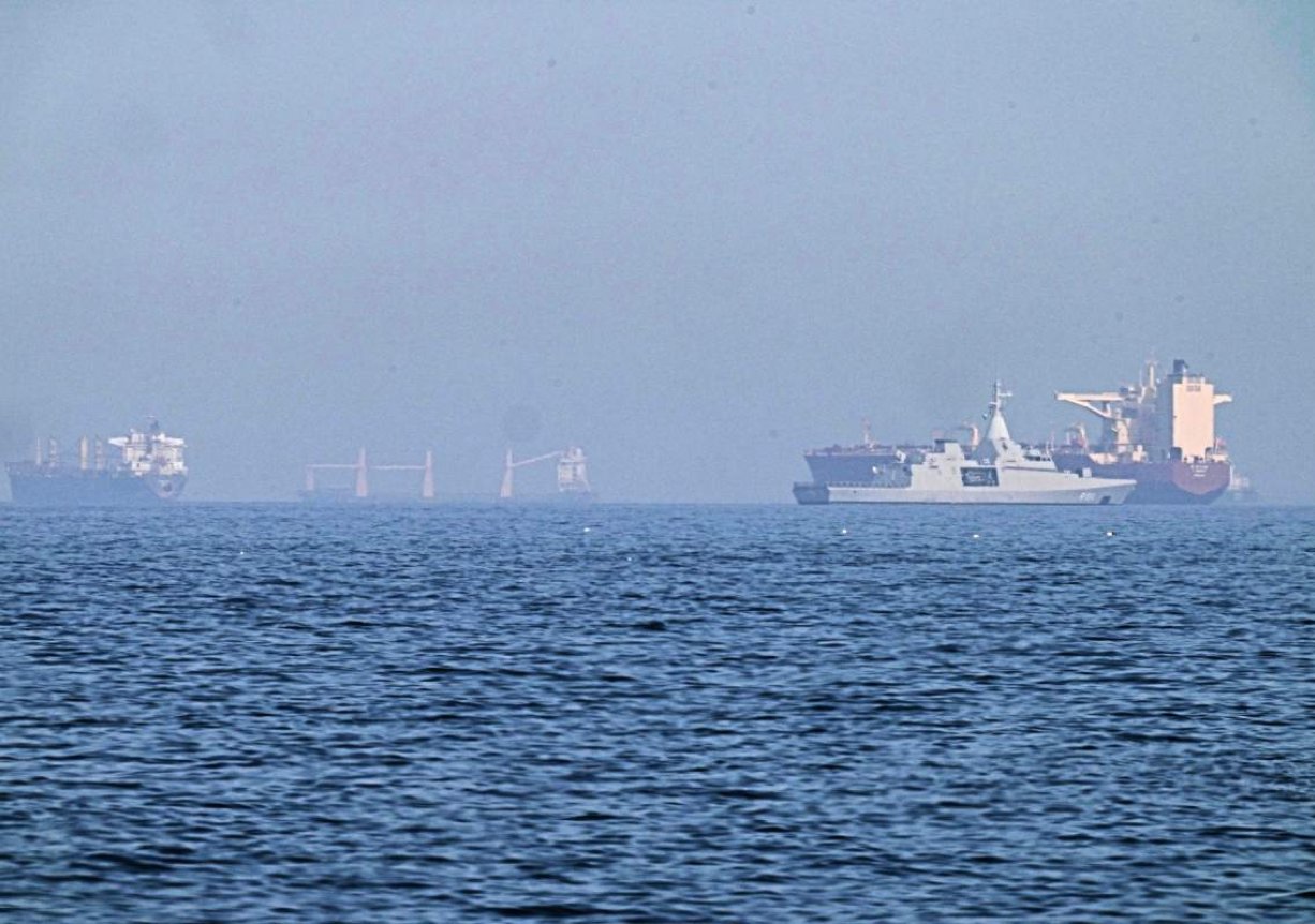 Hlídková loď Spojených arabských emirátů (druhá zprava) poblíž tankeru zakotveného v Ománském zálivu poblíž Hormuzského průlivu, pátek 1. května 2026
