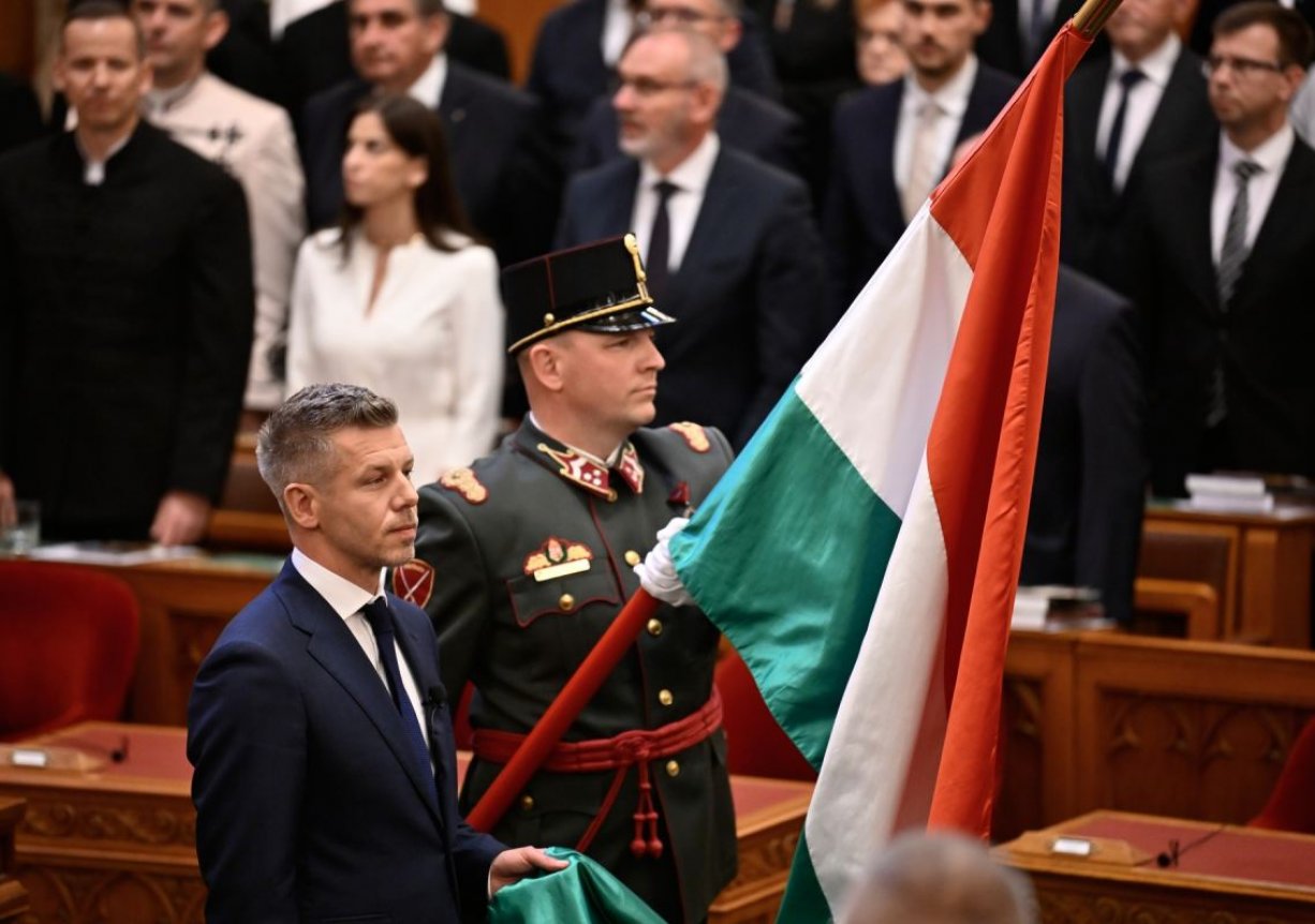 Peter Magyar skládá přísahu jako maďarský premiér během ceremoniálu v Budapešti, Maďarsko, v sobotu 9. května 2026.