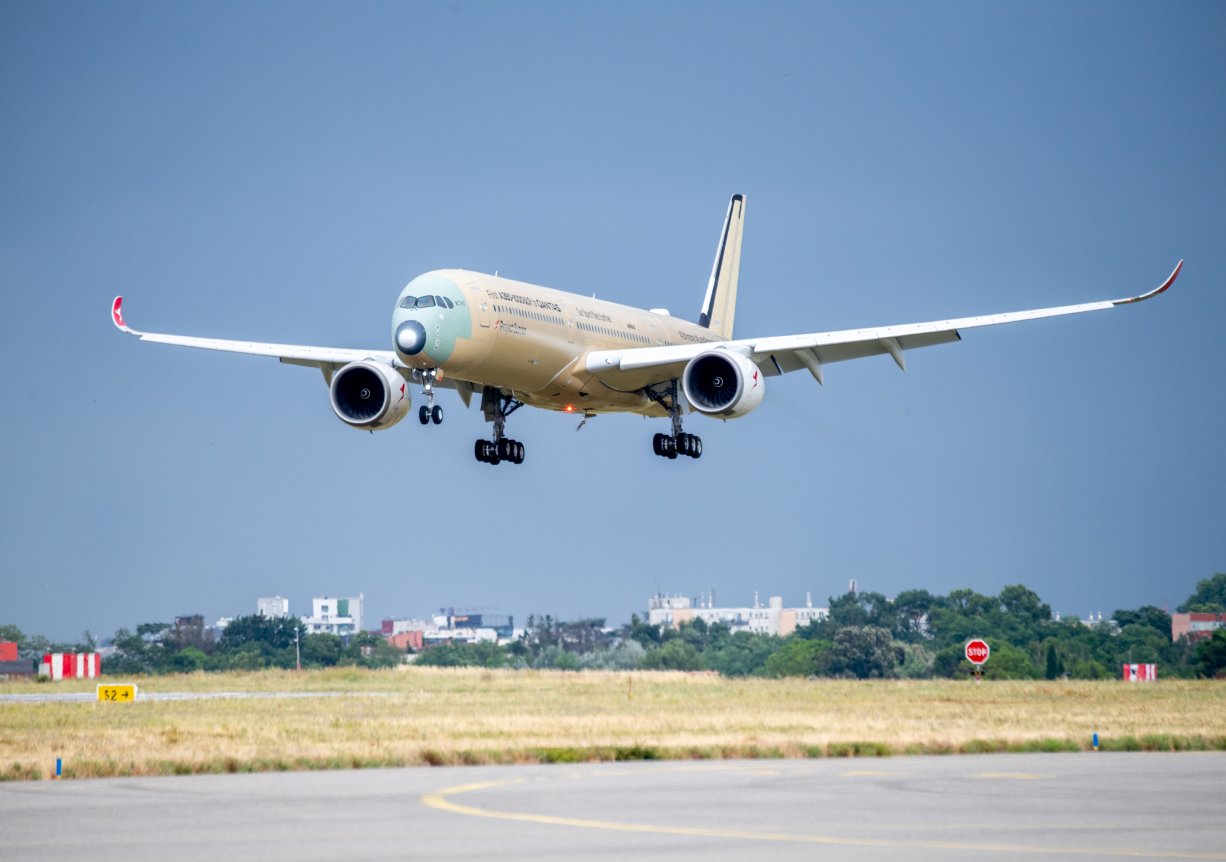 První zkušební let stroje Airbus A350-1000ULR nad francouzským Toulouse.