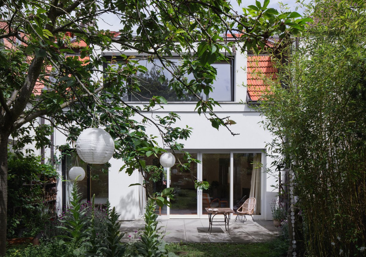 Navenek nedává dům zásadní rekonstrukci vnitřních prostor příliš znát.