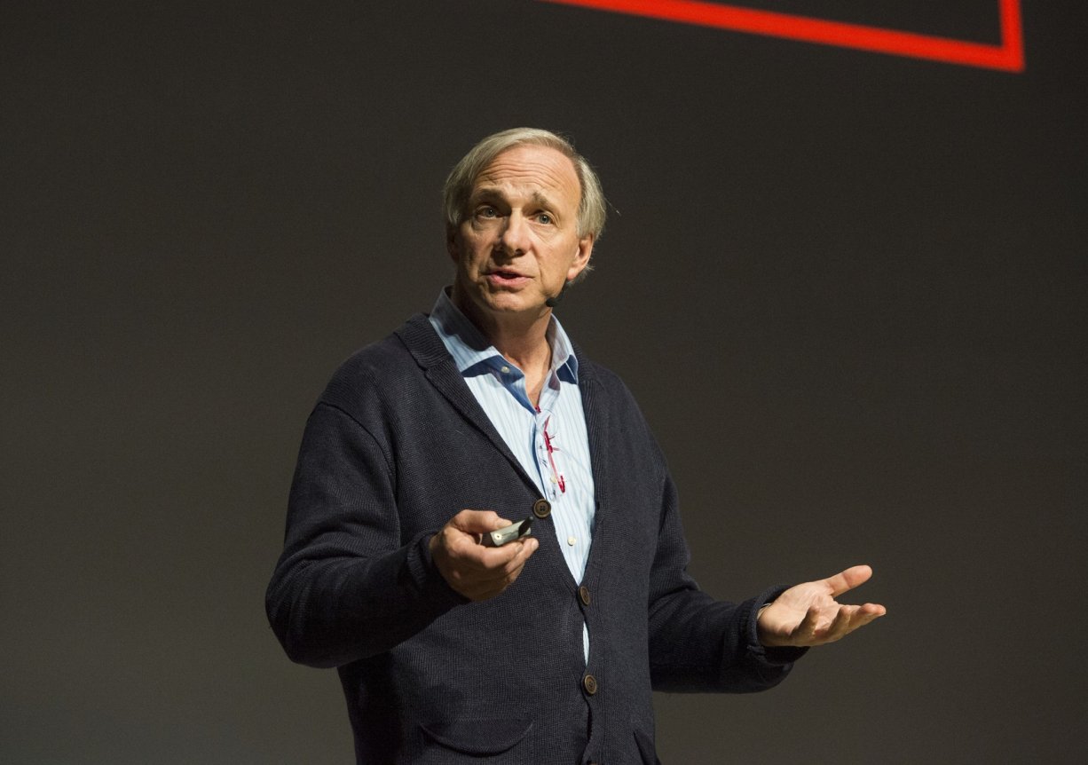 Akcioví investoři se opájejí zisky. Je to past, varuje miliardář Ray Dalio