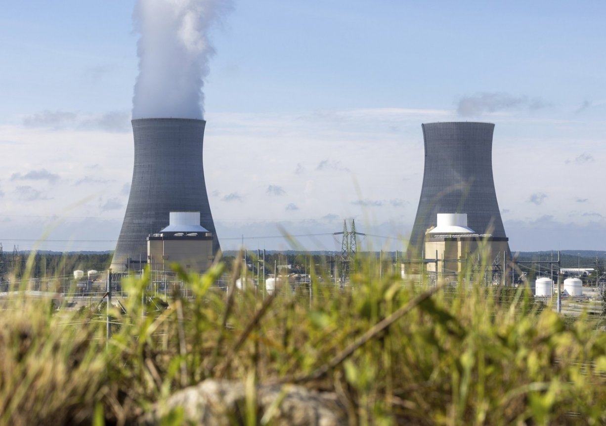 Výstavba bloků Vogtle 3 a 4 v americké Georgii. Projekt byl dokončen v roce 2024 a stal se prvním novým jaderným rozšířením v USA po více než třiceti letech.