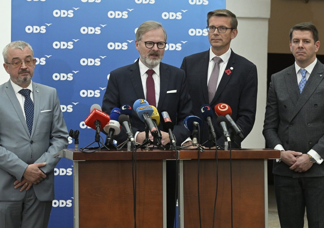 Zleva Marek Benda, předseda strany a dosluhující premiér Petr Fiala, Martin Kupka a Jan Skopeček na tiskové konferenci poslaneckého klubu ODS