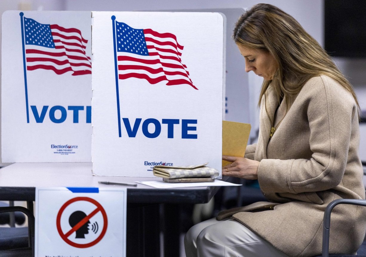 Trump nemá nic jistého. Chystá se ovlivnit klíčové volby?