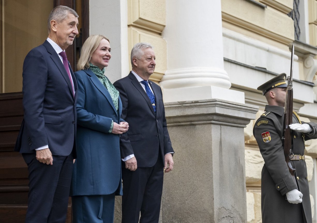 Zleva premiér Andrej Babiš (ANO), končící ministryně obrany Jana Černochová (ODS) a její nástupce Jaromír Zůna (za SPD)