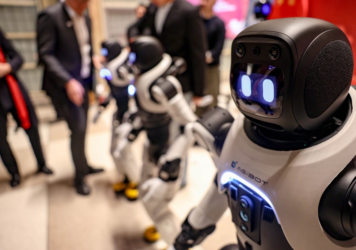 Umělá inteligence vstupuje do robotů. Od těch průmyslových po humanoidy s empatií