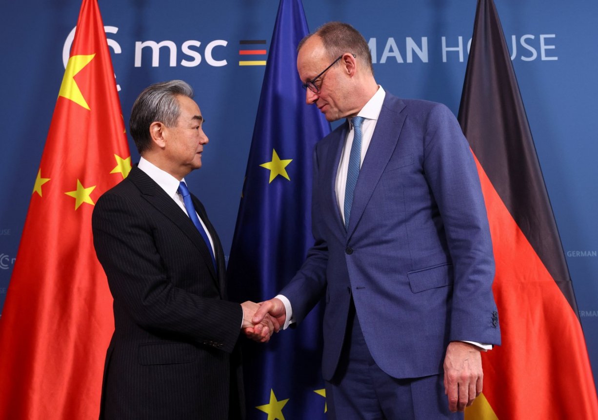 Asijsko-pacifický výbor německých podniků varoval před destabilizačními a nepoctivými obchodními praktikami Číny, a to krátce před plánovanou cestou německého kancléře Friedricha Merze do Pekingu. Podle dokumentu, k němuž získala přístup agentura Reuters, vlivné německé podnikatelské sdružení obviňuje Peking z vytváření nadbytečných výrobních kapacit, rozsáhlých subvencí a politicky motivované regulace zahraničního obchodu.