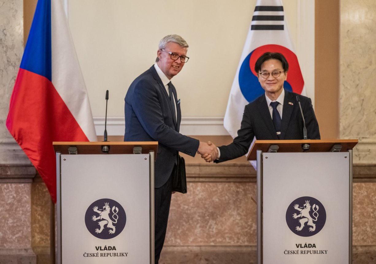 Ministr průmyslu a obchodu Karel Havlíček (vlevo) a korejský ministr pro obchod, průmysl a zdroje Kim Čung-Kwan na tiskové konferenci po jednání o dalších krocích v přípravě nových bloků jaderné elektrárny Dukovany