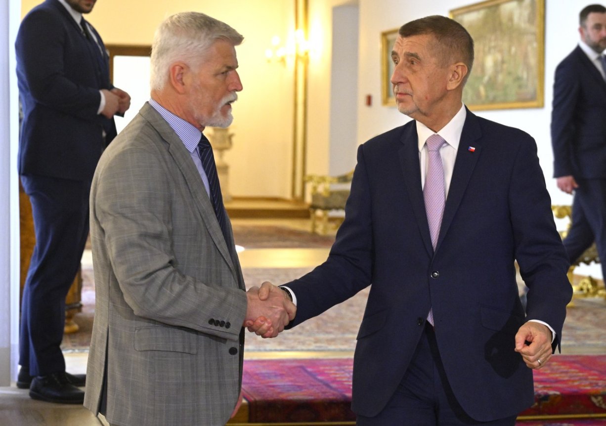 Prezident Petr Pavel (vlevo) a premiér Andrej Babiš (ANO)