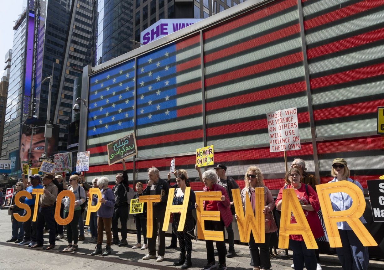 Trhy rostou, ale válka nekončí. Investoři balancují na hraně