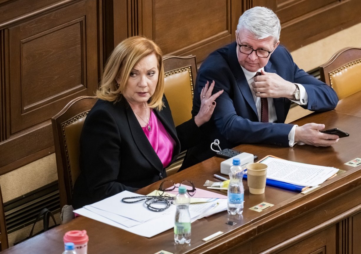 Ministryně financí Alena Schillerová a ministr průmyslu a obchodu Karel Havlíček (oba ANO)