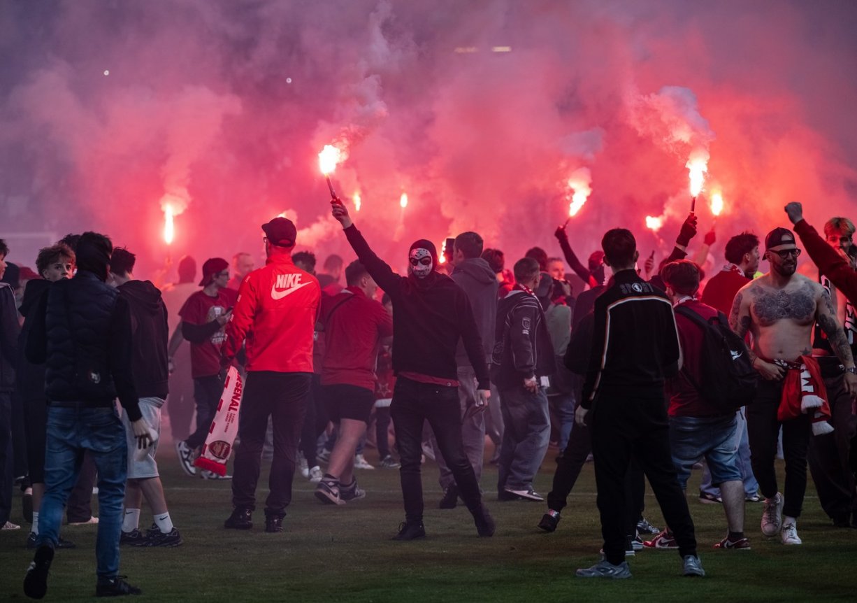 fotbaloví chuligáni a fanoušci Slavie vnikli na trávník a přerušili zápas