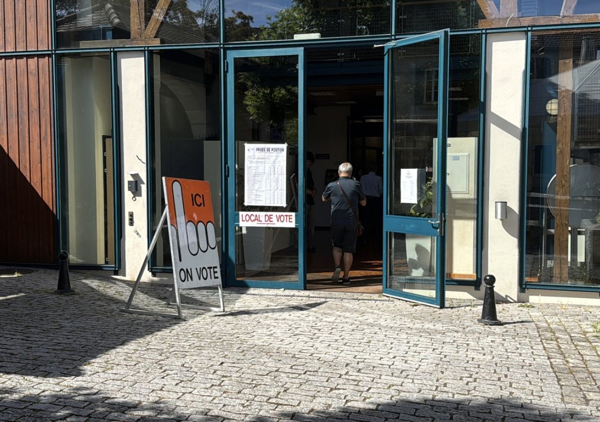 průběh referenda ve Švýcarsku o omezení migrace