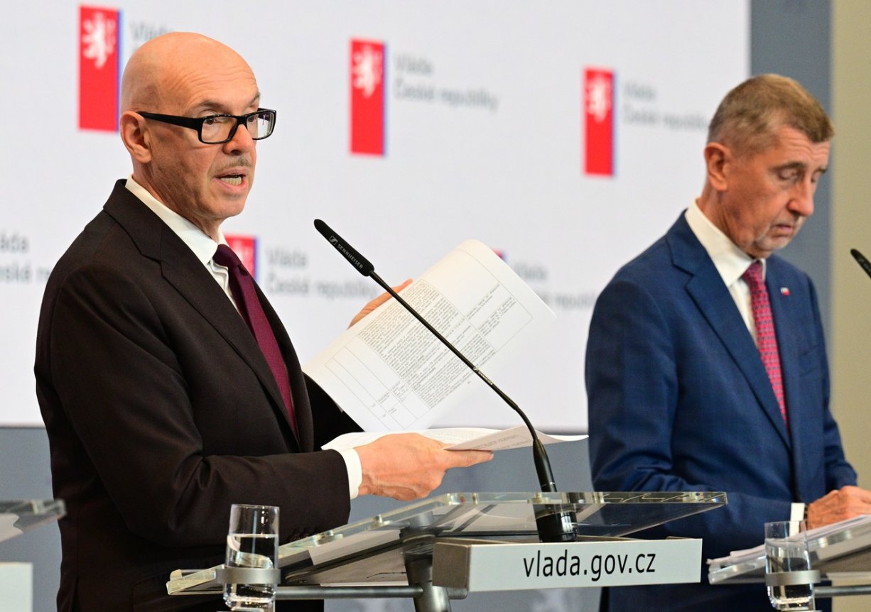 Ministr kultury Oto Klempíř (za Motoristy) a premiér Andrej Babiš (ANO)