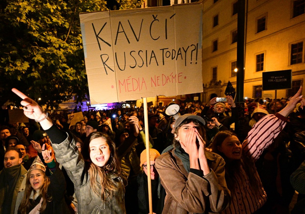 Demonstrace na Malostranském náměstí