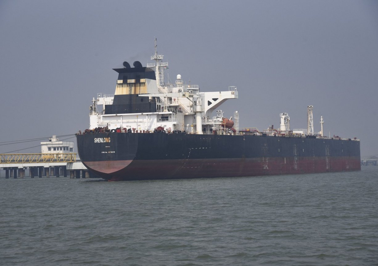 Libérijský ropný tanker Suezmax Shenlong je vidět v přístavu v indické Bombaji. Loď patří mezi první tankery, které dorazily do Indie uprostřed krize na Blízkém východě.