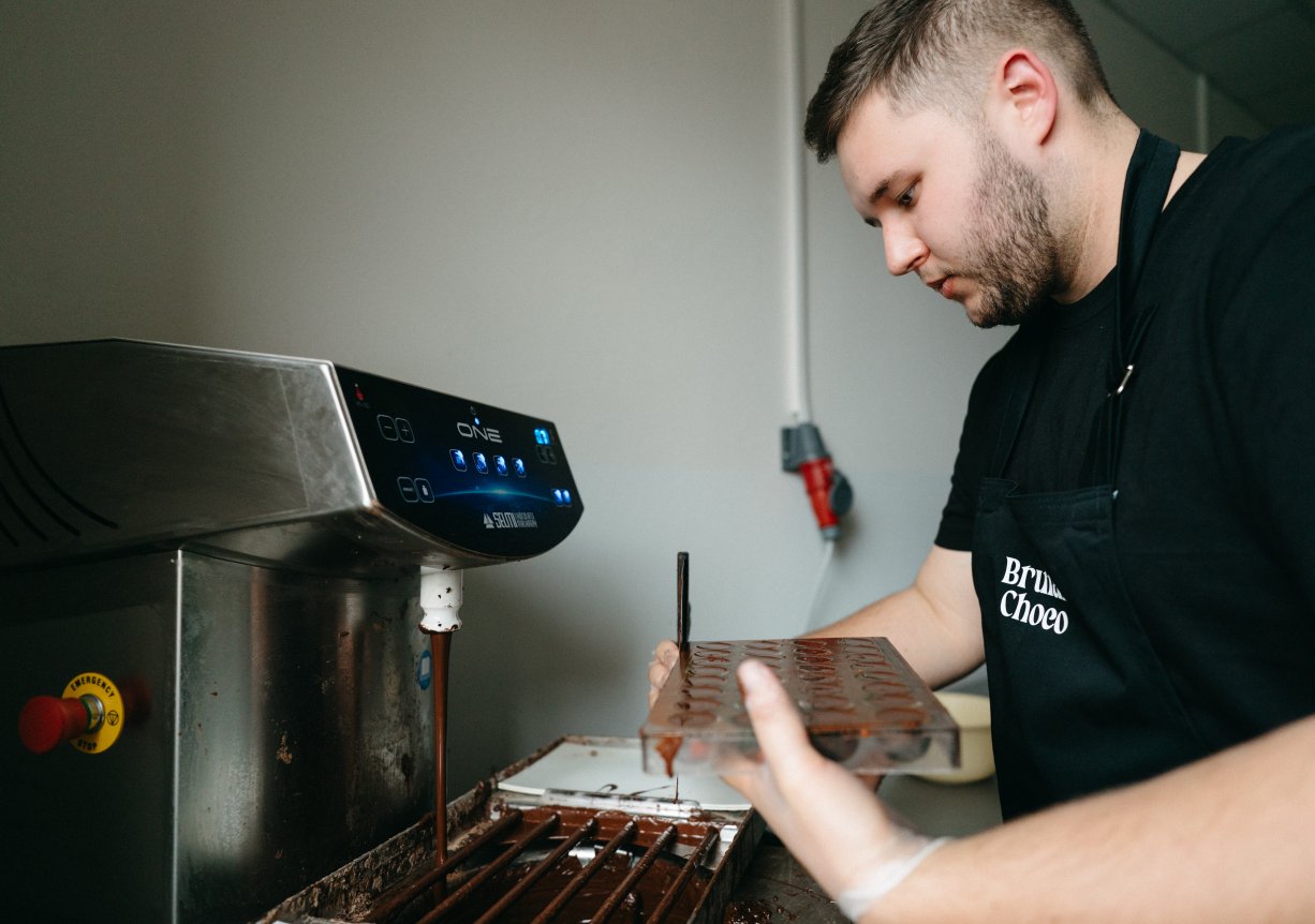 Zakladatelem značky Brutal Choco je podnikatel Šimon Siegel