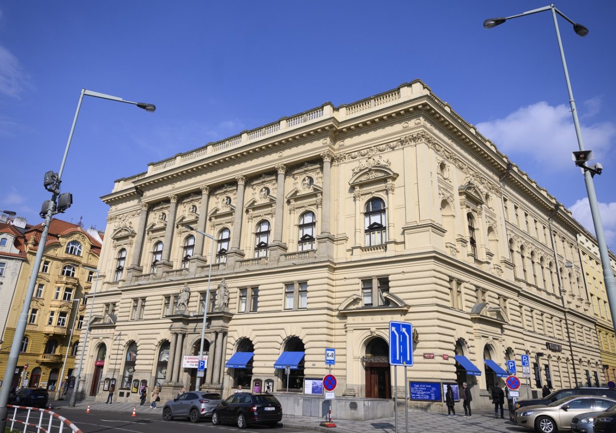 Do aukce znovu míří Národní dům na Vinohradech