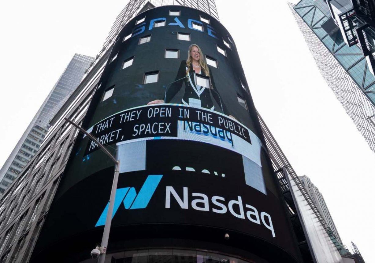 Hodnota firmy SpaceX první den po vstupu na burzu překročila dva biliony dolarů.