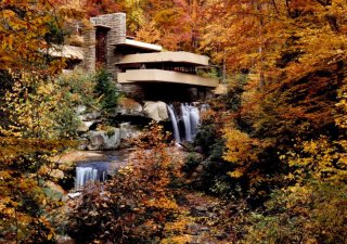 Dům u vodopádu „Fallingwater“ - jeho autorem je proslulý americký architekt Frank Lloyd Wright.