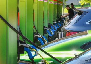 Dobíjecího centrum pro elektromobily.