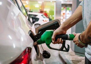 Kolik Češi zaplatí v létě za benzin?
