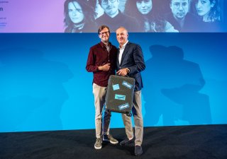 Dánský filmař William Sehested Høeg přebírá cenu Future Frames od CEO společnosti Allwyn