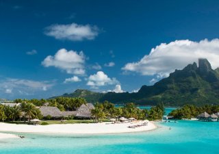 Bora Bora, Francouzská Polynésie, Francie Úchvatná přírodní scenérie a jedinečná pláž proslavila také atol, ostrov Bora Bora v souostroví 29 ostrovů Francouzské Polynésii.
