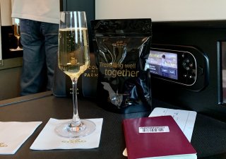 uvítací drink a balíček v business class na palubě aerolinek Etihad