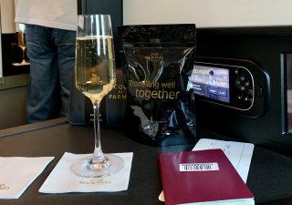 uvítací drink a balíček v business class na palubě aerolinek Etihad