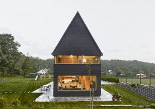 Rodinný dům u Kolína navrhli architekti Vít Svoboda a Pavel Nový ze studia 0,5 Studio