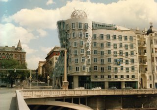 Tančící dům v roce 1996