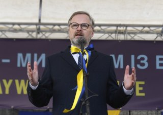 český premiér Petr Fiala mluví na demonstraci na podporu Ukrajiny