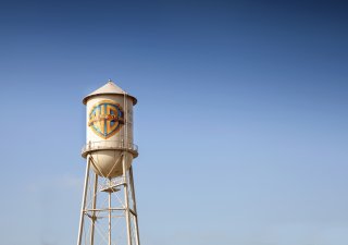 Akcionáři Warner Bros. odsouhlasili prodej studia