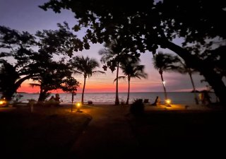 Západ slunce na pláži. Ostrov Nosy Be, Madagaskar.