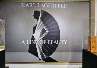 Úvodní plakát k výstavě "A line of beauty" k celoživotní tvorbě oděvního návrháře Karla Lagerfelda