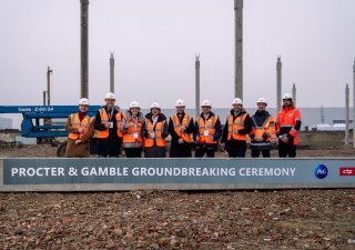 Výstavba budovy byla symbolicky zahájena vztyčením prvního sloupu za účasti vrcholných zástupců obou společností. Dokončení a předání objektu je plánováno na září 2026, samotný provoz by měl být spuštěn v průběhu roku 2027