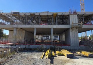 Stavbaři v Ostravě právě betonují druhé z devíti nadzemních podlaží Černé kostky, budoucího sídla Moravskoslezské vědecké knihovny