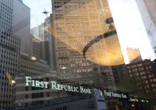 Damoklův meč nad další americkou bankou. Akcie First Republic Bank se propadly o polovinu.