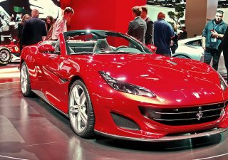 Ferrari zvýšilo tržby i zisk, prudce stoupl zájem o jeho hybridy