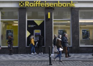 Zisk české Raiffeisenbank v prvním kvartálu propadl, rostly jí úvěry i vklady