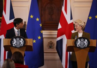 Britům se nechce čekat na hranicích s EU. Sunak jedná o pasové dohodě. Britský premiér Rishi Sunak a předsedkyně Evropské komise Ursula von der Leyenová (vpravo) pořádají tiskovou konferenci ve Windsor Guildhall, Windsor, Anglie, pondělí 27. února 2023. Spojené království a Evropská unie v pondělí ukončily roky hádek a rozhořčení, uzavření dohody o vyřešení jejich ožehavého obchodního sporu o Severní Irsko po brexitu.