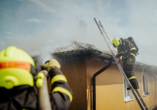 Fotovoltaika hoří v Česku stále častěji kvůli špatným instalacím. Ovlivní to vaše pojistné?