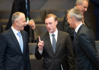 zástupce náčelníka generálního štábu NATO  Mircea Geoană (vlevo) bezpečnostní poradce Bílého domu Jake Sullivan a generální tajemník NATO Jens Stoltenberg (vpravo)