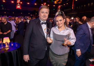 Cenu Absolutní slavice s nejvyšším počtem hlasů vyhrála Ewa Farna, cenu předával Radomír Lapčík