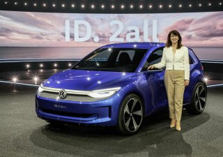 Imelda Labbé, členka představenstva Volkswagen, pózuje s konceptem ID.2all. Volkswagen chystá levný elektromobil.