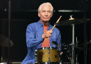 Charlie Watts, bubeník kapely The Rolling Stones, zemřel.