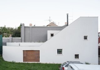 Renovace domku v Kohoutovicích uvnitř jedné ze zatáček staré trasy Masarykova okruhu.